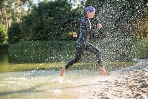 triatlon zawodnik wybiega z wody