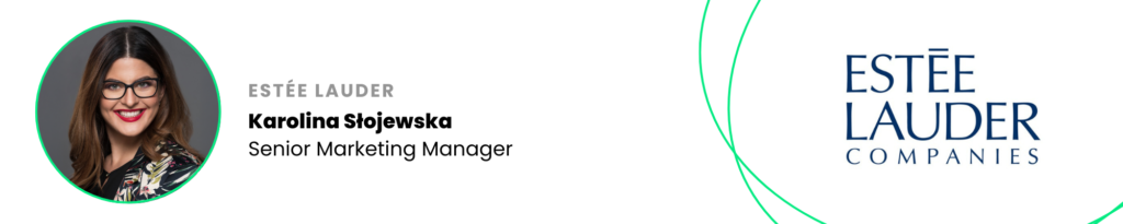 Portret osoby pełniącej rolę Senior Marketing Manager w Estée Lauder z uśmiechem na tle studyjnym; obok widoczne logo Estée Lauder.